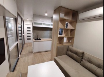 Keuken tiny house woonkamer met bank