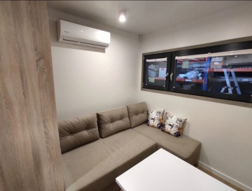 Keuken tiny house woonkamer met bank1 1