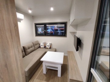 Keuken tiny house woonkamer met bank2 0